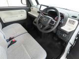 シンプルで使いやすいデザインの運転席です。