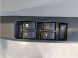 パワーウィンドウのスイッチですよ。 運転席に居ながら窓を開け閉めのコントロールできますよ。 ロック機能で、子供がイタズラして窓を開けるという事も無くなりますよ。