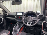 運転席まわりです。 各操作スイッチは使いやすい位置に配置されてます。