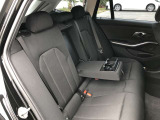 後席も使用感はさほど感じず、運転席・助手席同様に清潔感があります。後席シートもしっかりと作り込まれていますので、座り心地も悪くありません。是非、実車にてご確認下さい。
