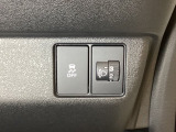 ハンドルの右側にはヘットライトリベライザーとVSA(ABS+TCS+横滑り抑制)の解除スイッチがついています。ヘッドライトリベライザーは道路状況や積荷の加重に応じてライトの高さを調節できます。