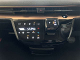 オートエアコンなので車内で快適に過ごせます。