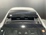 パノラミックルーフは、太陽の光を大きく取り入れあたかもオープンカーに乗っているような雰囲気をか持ち出します。非常に気持ちよく過ごせるオプションとなっております。