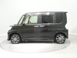 【便利なスライドドア】狭い駐車場でも隣を気にせず乗り降りできます。日常のお買い物に便利な相棒です。
