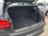 開口部が低く設定されているので、荷物の積み下ろしがスムーズに行えます。更に分割可倒式リアシートの採用でシートのバックレストを倒すと、大きく長い荷物も積み込めます。