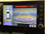 後方の見える安心をお届けするバックガイドモニター付:バックするときのアシストラインもあって楽々バック!車庫入れや縦列駐車をサポートし、苦手な駐車も安心です!今やもう手放せない装備ですネ♪
