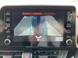 切り替えボタンで、死角になりやすい左右前方を映してくれます。道路端への幅寄せや側溝の確認などに使え、縦列駐車時には間隔が掴みづらい前方のフロントまわりを確認しながら駐車できるので便利です!