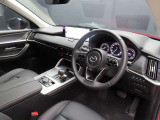 運転席のドアを開け、乗り込む際のイメージです。足元には純正フロアマットも敷かれています。