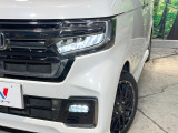 【LEDヘッドライト】悪天候や夜間走行時も良好な視界を確保し安心して運転できる高輝度LEDヘッドライトを装備!点灯速度が早く、消費電力も抑えられています。