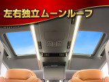 ツインムーンルーフを装備!セカンドシート上左右に2ヶ所に付いており、開けることは出来ませんが、明るく開放的な車内を演出してくれます!