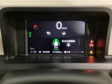 デジタル表示のスピードメーターとタコメーター、燃費やオドメーターなどの表示の他に、ホンダセンシング機能などの表示もできる多機能なマルチインフォメーション・ディスプレイです。