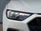 視界を鮮明に照らすだけでなく、対向車への配慮と最適な視界を両立し、ダイナミックインジケーターの流れるような輝きが、夜の街並みに先進性と知性を描き出します。