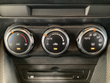 空調スイッチ類は最近流行のタッチパネル式ではなく、運転中でも直感的に操作できるダイヤル式を採用しております。