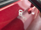 【ブラインドスポットモニター】走行中、ドアミラーの死角になりやすい箇所に後続車が接近するとサイドミラーのレンズに警告を表示!ドライバーに注意喚起をしてくれます。