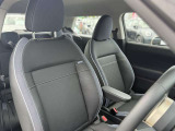 人間工学に基づき設計されたMINIのシートは、ロングドライブでも快適さを維持しつつ、スポーティな走行時には身体をしっかり支え、優れたホールド感と走行安定性を提供します。
