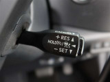 アダプティブクルーズコントロール機能付きです。走行中に先行車の様子を検知しながら、設定した車速の範囲内で先行車との距離のキープを支援します。詳細は販売店スタッフまでおたずねください。
