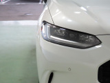LEDヘッドライトは、点灯の瞬間から光量を発揮し、突然暗くなるトンネルなどでの安定感を高めます。