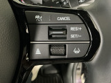 【アダプティブ・クルーズ・コントロール】予め設定した車速内でクルマが自動的に加減速。 前走車との適切な車間距離を維持しながら追従走行し、高速道路でのドライバーの疲労を軽減してくれる嬉しい機能付♪