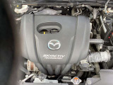 「SKYACTIV-G(ガソリン)」は、規格外の高圧縮を実現し、世界のエンジン技術者に驚きを与えました。さらに、それを維持したままノッキングの発生を抑え、熱効率を向上、走りにも寄与したエンジンです。