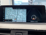 BMWのナビゲーションは操作性も良く、詳細な地図情報と交通状況を見やすく表示し、快適なドライビングをサポートしながら目的地までナビゲートします。