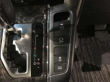 【電動パーキング】ボタンひとつでパーキングON。女性の方や運転に慣れていない方にも安心.【ブレーキホールド】信号待ちや渋滞時にブレーキを踏み続けなくてOK。