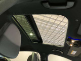 パノラミックルーフで明るい車内と開放感あるドライブをお楽しみいただけます。
