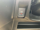 レバー操作だけでパーキングブレーキをコントロールできます。解除もワンタッチでOK!オートブレーキホールド機能は、運転者のブレーキ操作によって停車した際に、自動的にブレーキ力を保持する機能です。
