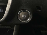 【スマートキー】カバンやポケットに入れたままでもドアの施錠・解錠が可能なスマートキーを装備。エンジンのオン・オフ時もカギを取り出す必要が無いからとっても便利です♪