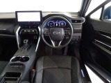 革巻きステアリングで快適な操作性の運転席です。