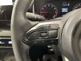 ステアリングスイッチ付きで、運転中に視線を前に向けたまま操作できます。