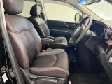 ゆったりと座れる運転席シートですのでストレスなく運転が出来ますよ!