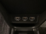セレクトレバーの下に、スマートフォンなどの充電可能なUSB端子が2個、音源などの外部入力の可能なUSB端子が1個ついています。移動中に充電もできるので便利です。