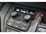 フルオートエアコンが装備されています!お好みの温度設定をするだけでエアコンの風量やモードの切り替えを自動でコントロールしてくれます!ユーザーの操作が少なく燃費走行にもつながります!