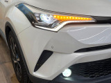 【LEDヘッドライト】悪天候や夜間走行時も良好な視界を確保し安心して運転できる高輝度LEDヘッドライトを装備!点灯速度が早く、消費電力も抑えられています。