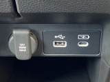 USBチャージャーやアクセサリーソケットを備えているので、スマホの充電やちょっとした電源確保も手軽。車内での過ごしやすさがぐっと広がります。