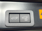 【パワーバックドア】スマートキーや運転席のボタンを押すだけでリアゲートが自動で開閉します!荷物を持っている時や、高い位置にあるバックドアを閉める際に便利な機能です♪