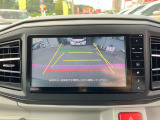 【バックモニター】ギヤをリバースに入れれば車内モニターに後方の様子を映し出し安全確認ができて便利!!