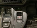 ギアセレクターの右側に電子制御パーキングブレーキがあります。スイッチひとつで、停車した地点の傾斜などをシステムが検知・判断してブレーキ力を自動的に最適制御し、しっかり停車できるパーキングシステムです。