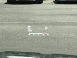 ◆HUD(ヘッドアップディスプレイ)◆運転席前方のフロントガラスに速度情報や運転をアシストする情報などを表示!視線を落とさずに速度を確認できるので、よそ見による事故を減らしてくれます!