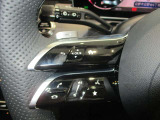 ハンドルスイッチ(左)は、運転中に手を離さずナビ画面を安全に操作できます。