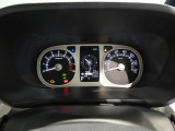【メーター】運転席の正面に配置された見やすいメーターパネル。必要な情報をひと目で確認でき安全運転をサポートします。