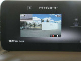 純正ドライブレコーダー:前後の運転状況を映像で記録します。