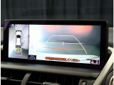 パノラミックビューモニター。車両を上から見たような映像を表示。運転席から目視しにくい車両周囲の状況をリアルタイムで確認できます。