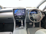 運転席周りのレイアウトをご覧ください。ナビゲーションが綺麗に装着されすっきり収まってますね!
