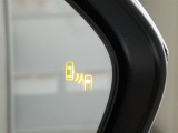 【BSM(ブラインドスポットモニター)】・・・隣の車線を走る車両をレーダーで感知。車両を感知するとドアミラーに搭載されたLEDインジケーターが点灯。