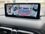 10.25インチの大きなディスプレイを、見やすいオンダッシュに配置。各種メディアの視聴やスマートフォンとの接続、別売SDを装着してナビゲーションの利用も可能です。