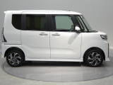 【右サイド】運転席側は前後とも便利なスライドドア。狭い駐車場でも隣の車を気にせず乗り降りができます。