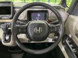 インテリアに合わせたデザインのステアリングは、運転される方のことも考え、運転しやすい形状、大きさです。是非一度、実際に触ってお確かめください。