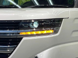 【LEDヘッドライト】悪天候や夜間走行時も良好な視界を確保し安心して運転できる高輝度LEDヘッドライトを装備!点灯速度が早く、消費電力も抑えられています。