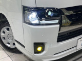 【LEDヘッドライト】悪天候や夜間走行時も良好な視界を確保し安心して運転できる高輝度LEDヘッドライトを装備!点灯速度が早く、消費電力も抑えられています。